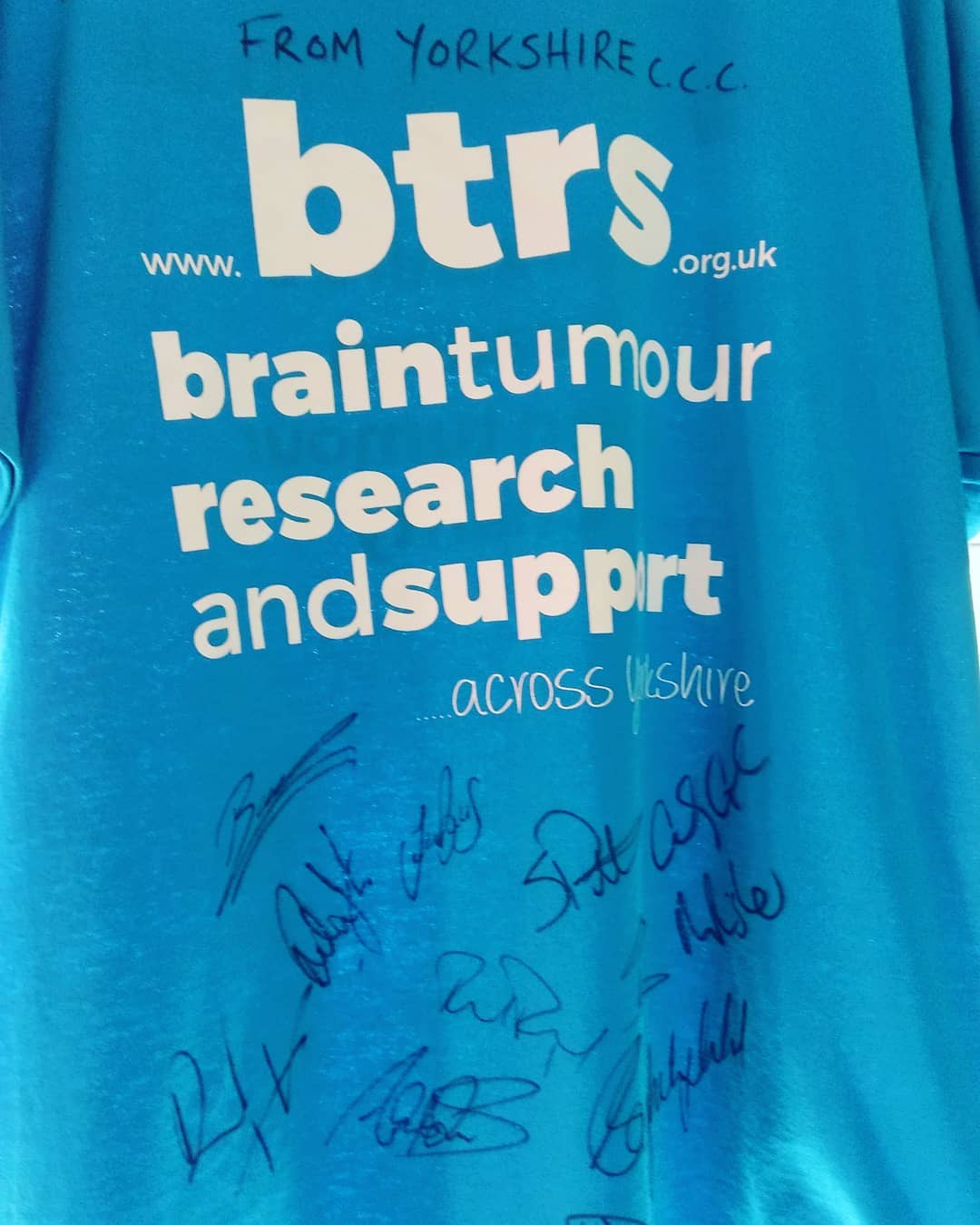 Would you look at this! The great guys from @yorkshireccc have signed our @btrsacrossyorks tshirt for a prize at our #pubquiz on the 22ND March. If you want a chance to get this you need to be there! Message us for more details! #charity #gotobeinittowinit #prizes #raffleprize #auction #cricket #yorkshirecricket #framedtshirt #autographs