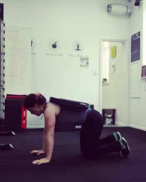 More weighted calisthenics for you. Loaded push ups 💪💪#fit #fitness #trainhard #training #personaltrainer #personaltraining #pushups #pressups #loaded #weighttraining #liftheavy #liftheavyshit #strongwoman #dailygrind #mylife #workhard #workout #consistency #dedication